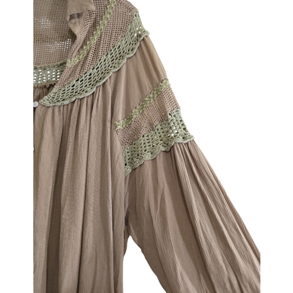 Oli & Hali Relaxed Fit Crinkle Blouse With Crochet Lace Accents OS Tan Green - Picture 2 of 6